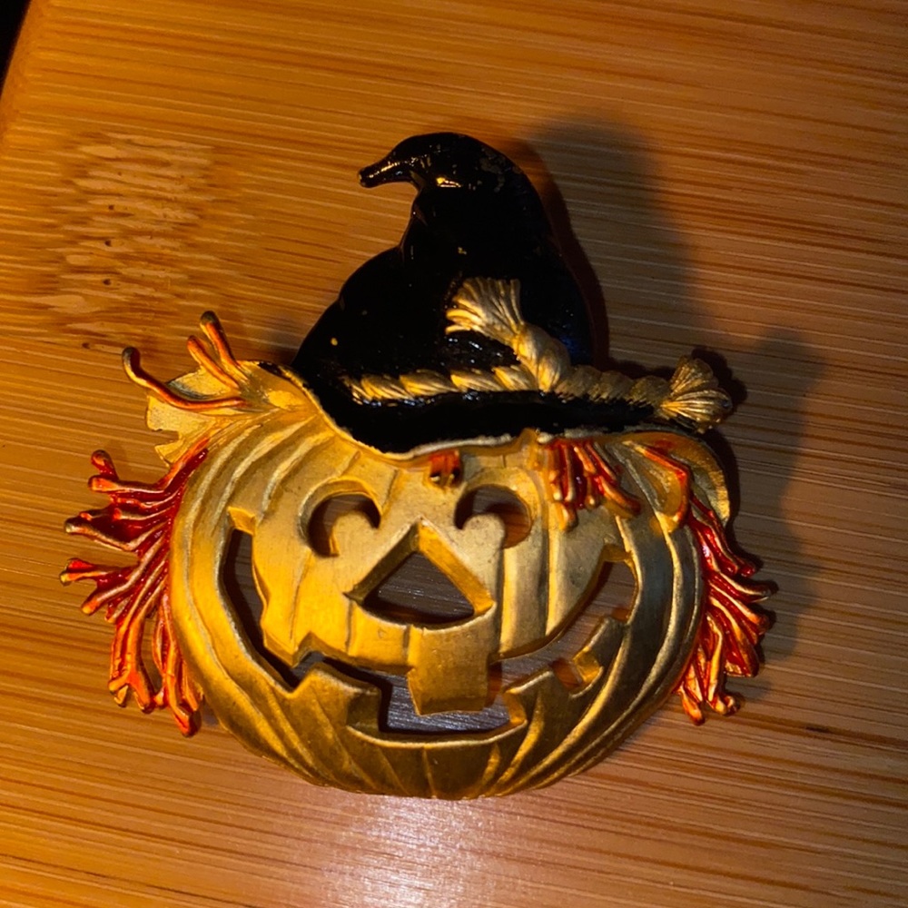 Vintage JJ Jonette Halloween Pumpkin / Scarecrow Brooch signed. Great condition